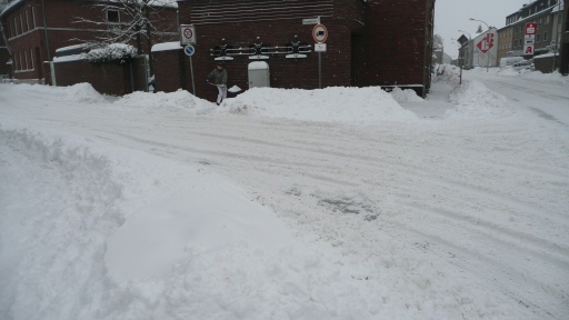 Schneewinter 2010 Schneeräumen Fronhofstraße Ecke Lindener Straße