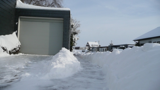 Schneewinter 2010 geräumter Bürgersteig in der Kolpingstraße