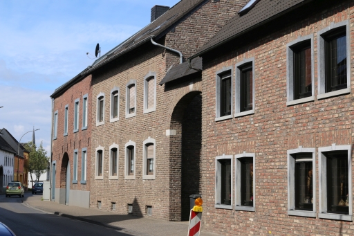Typical building development along Neusener und Lindener Street in Linden-Neusen