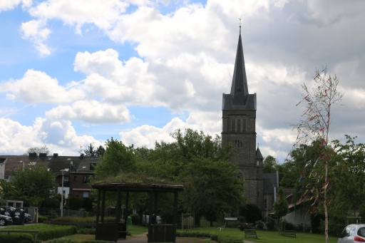 Dorfplatz Linden-Neusen mit Kirche St. Nikolaus