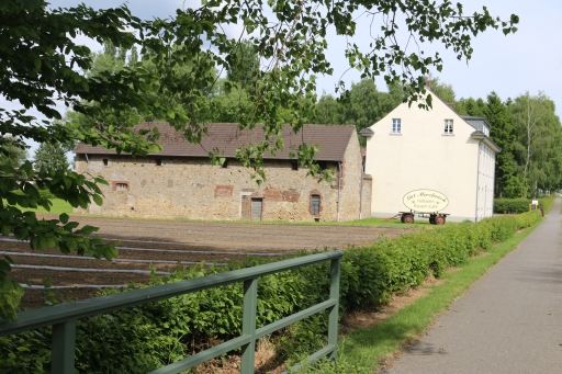 Gut Merzbrück von der Brücke über den Merzbach