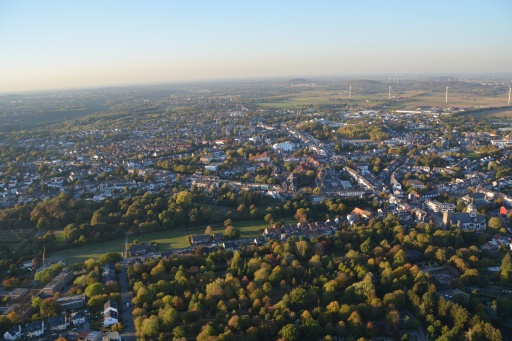 Realschule Wisselsbach (vl), Stadtgarten, im Hintergrund Bardenberg