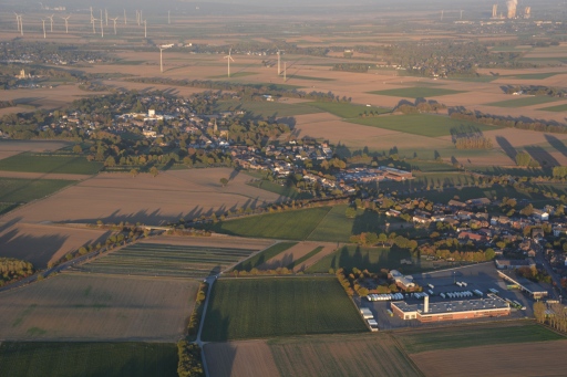 Linden-Neusen, hinten rechts Kraftwerk Weiseweiler