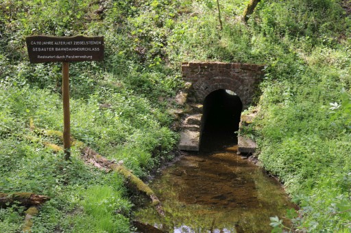 Wasserführung unter einem alten Bahndamm (erbaut ca. 1900)