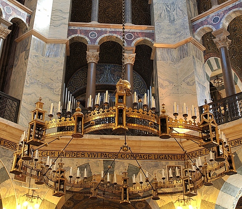 Barbarossa Leuchter im Aachener Dom