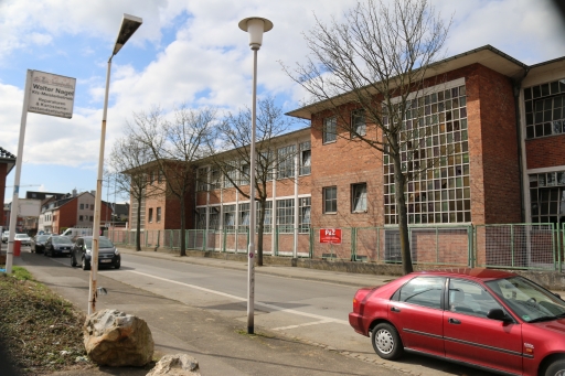 Blick auf ein Gebäude der ehemaligen Singer Nadelfabrik vor dem Abriss
