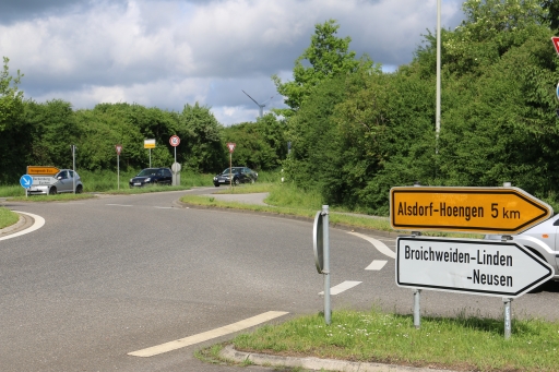 Schilder im Kreisverkehr der L223 mit der Lindener Straße