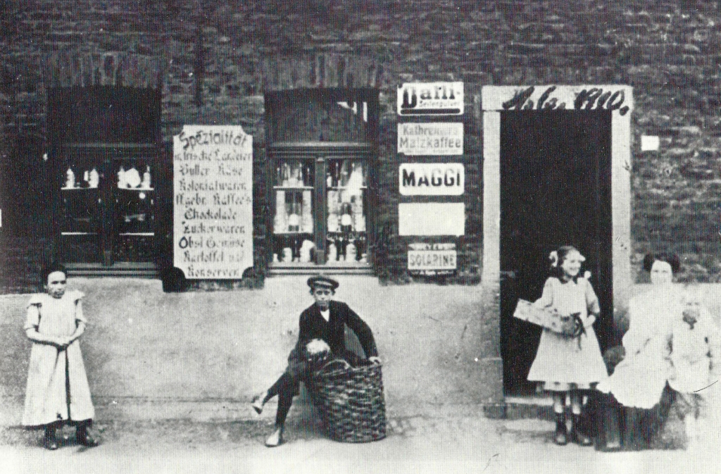 Small shop "en der mur'k" 1910