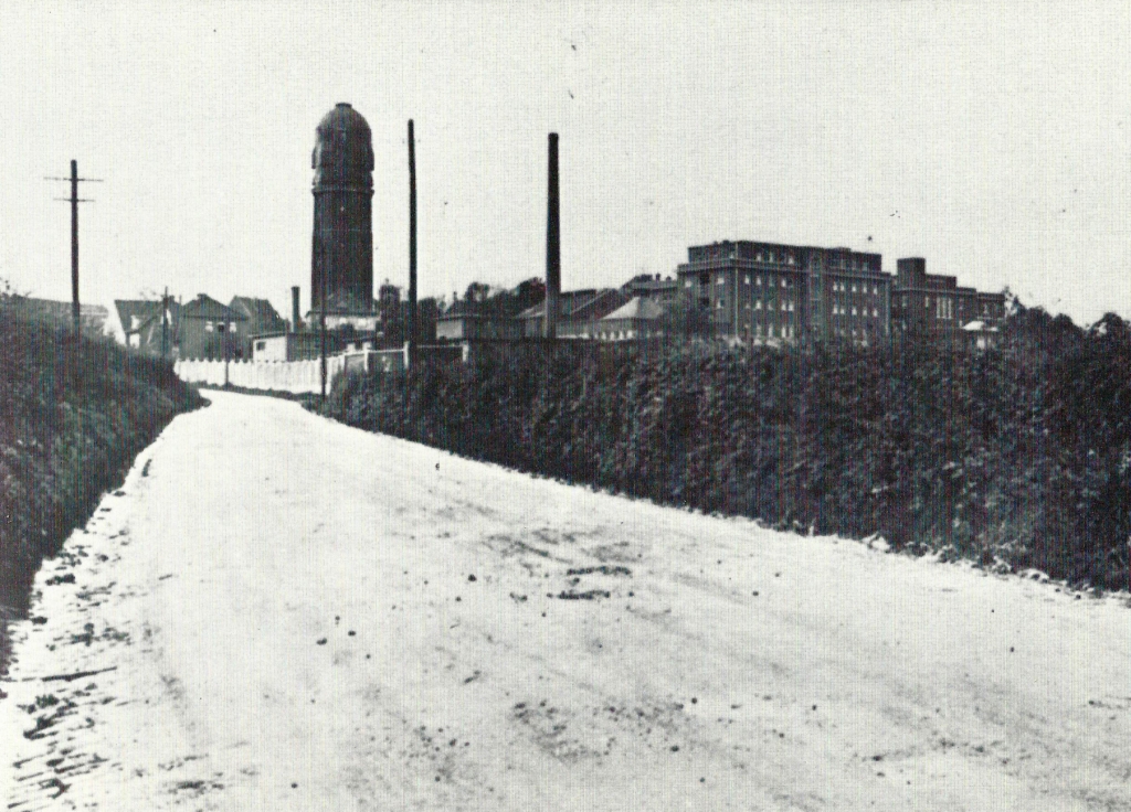 Wasserturm und Krankenhaus von der Niederbardenberger Straße aus gesehen