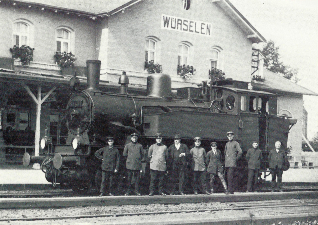 Bahnbedienstete in Würselen vor einer Lok im Hauptnahnhof Würselen